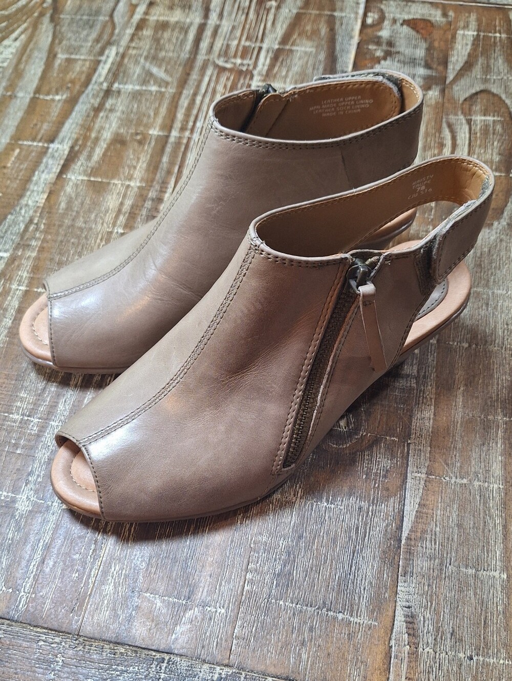 EARTH Women's Size 7 Shoes Open Toe Taupe Leather 2" Heel Adjustable Strap New